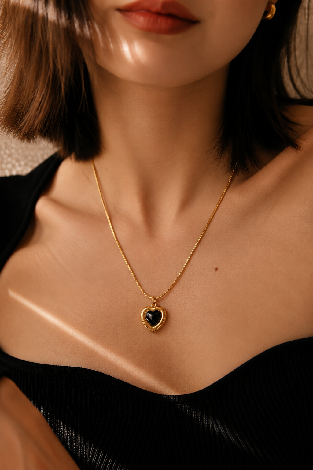 Black heart pendant necklace