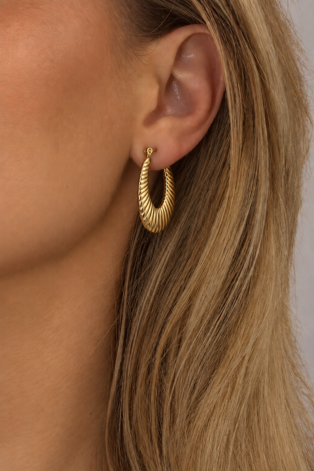 Ribbed oval hoop earrings
