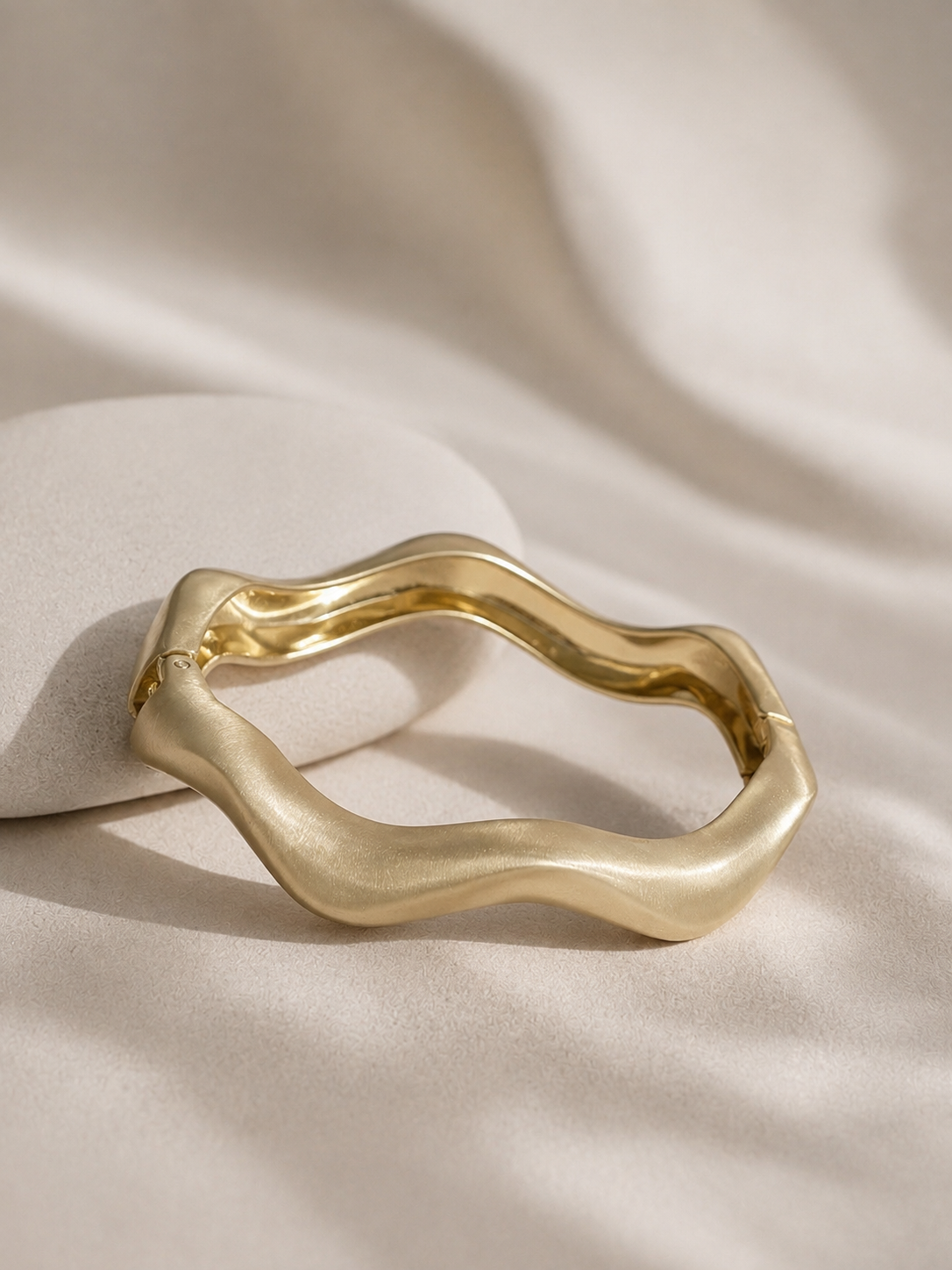 Sculpted wave kada